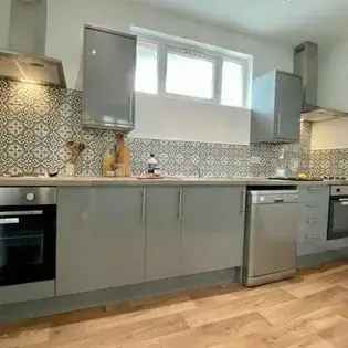 2 Room 75m² Student House Manchester