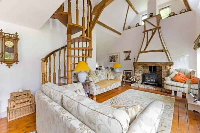 4 Bedroom Detached Barn Conversion with Granary