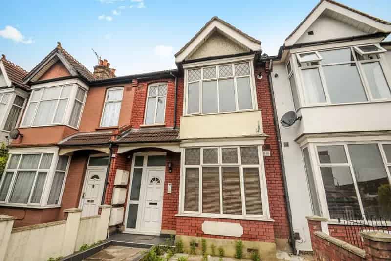 One Double Bedroom Flat near South Wimbledon Station with Garden
