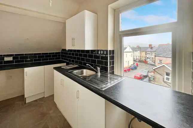 1 Bed Top Floor Flat to Rent in Cardiff CF5