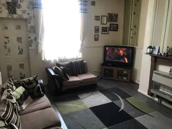 2 Bedroom House with Large Garden Near Shops and Parks