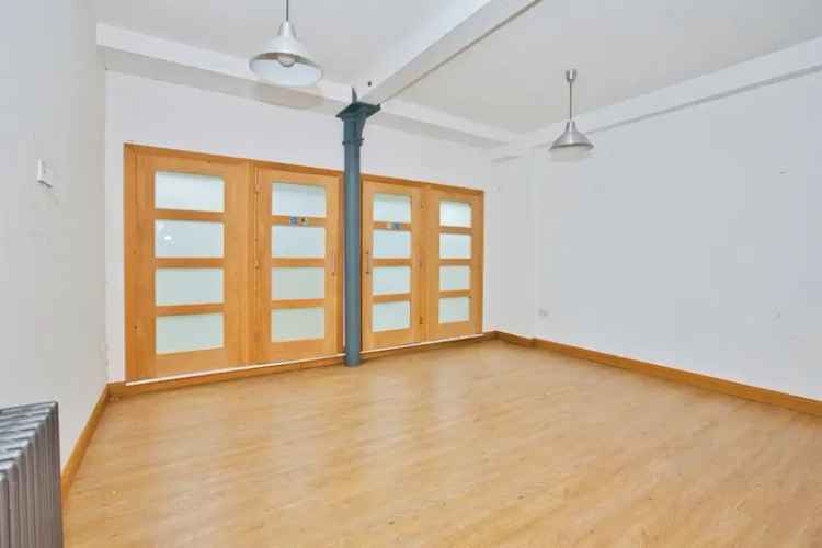 2 Bed Flat Communal Garden Parking Ensuite Shower Room