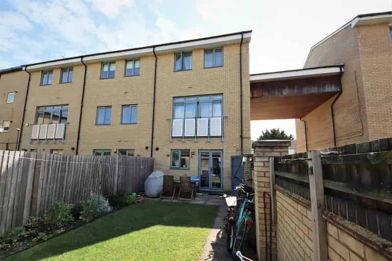 4 Bedroom End Terrace House for Sale Near City Centre and Hospital