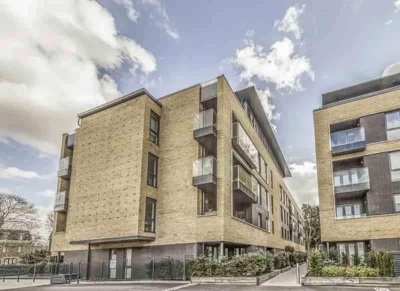 Two Double Bedroom Apartment with Allocated Parking near Putney Heath