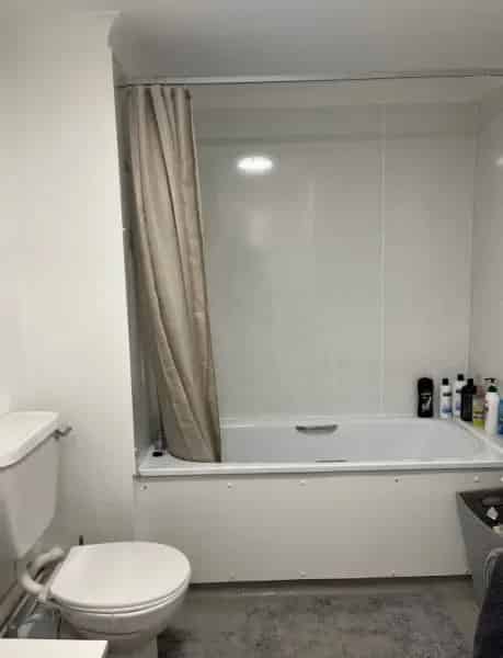 Spacious Studio Flat Horsham Town Centre Near Train Station