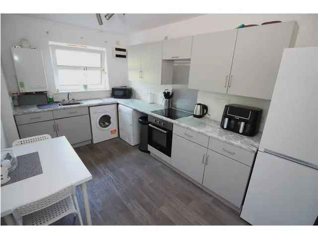 2 Bedroom Ground Floor Flat for Sale Near Town Centre