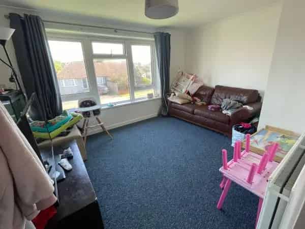 3 or 4 Bed House with Garden Near Amenities