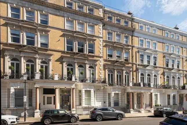 Flat for sale in De Vere Gardens, London W8