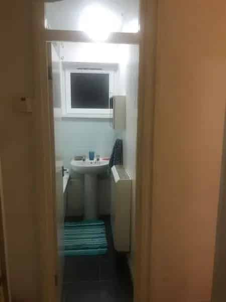 2-Bedroom Flat Near Old Kent Road Shops and Schools