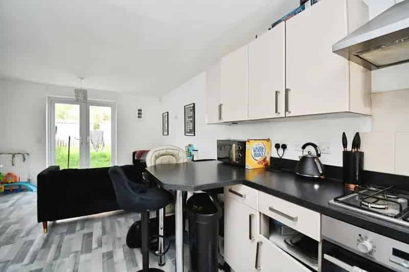 3 Bedroom House to Let - Modern End Terrace with Driveway