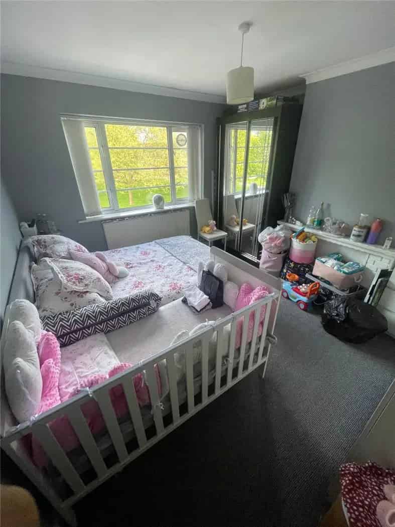 2 Bedroom Flat Edgware Near Shops and Transport