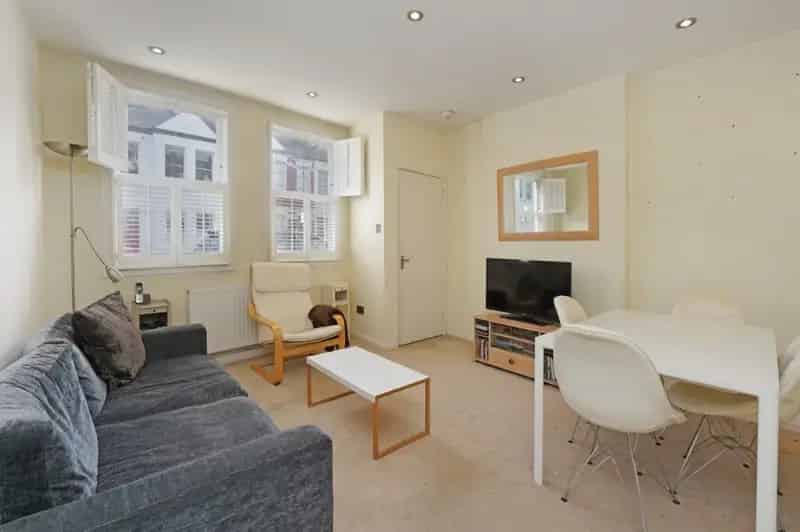 2 Bedroom Garden Flat for Sale in Sands End