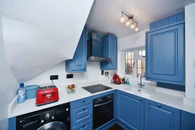 2 Bedroom Freehold House Near Queens Park Brighton