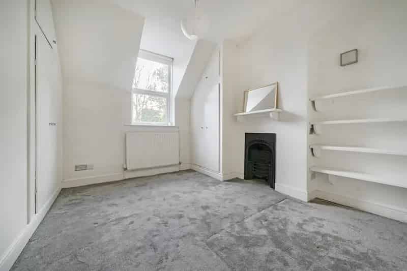 2 Bed House Near Excellent Transport Links and Schools