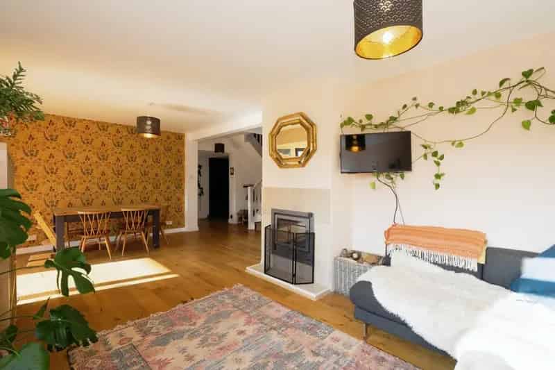 Four Bedroom Family Home Kingston Exceptional Condition