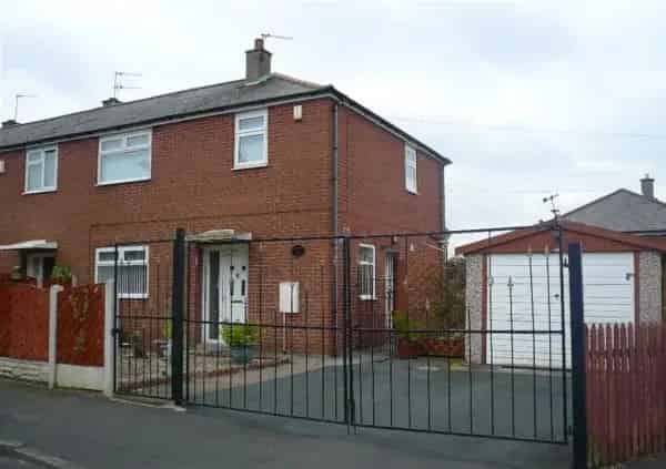 Three Bedroom House Near Leeds Great Transport Links