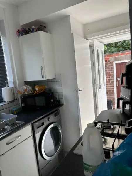 3 Bed House with Large Dining Room and Drive