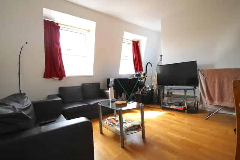 2 Bedroom Apartment Near Shadwell DLR Station