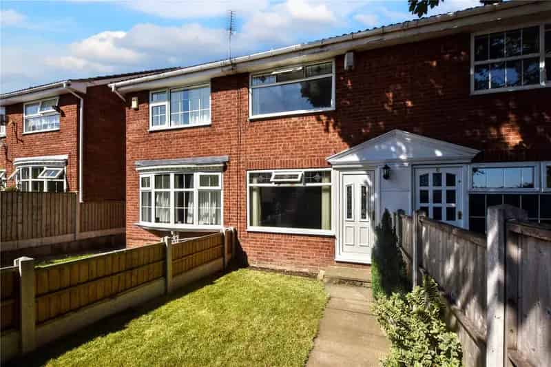 Two Double Bedroom Town House Near Bramley Train Station