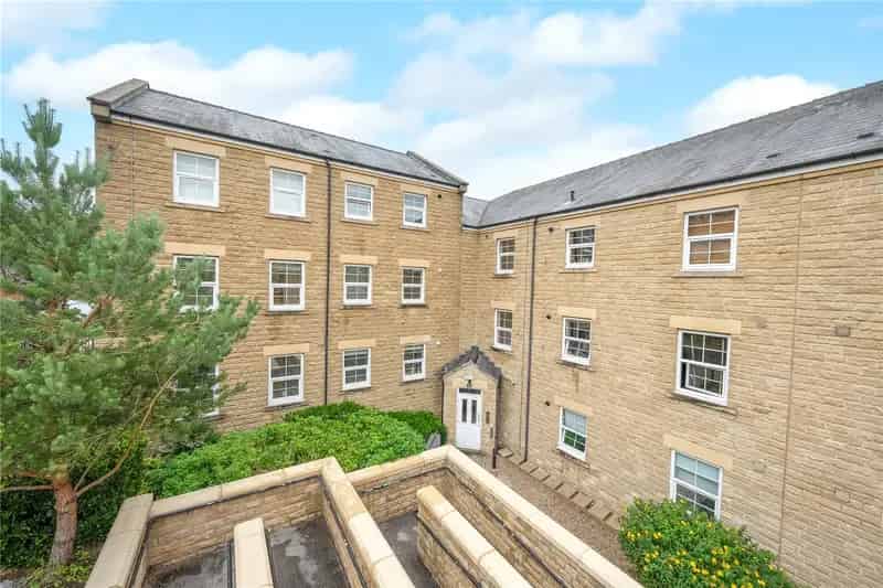 First Floor Apartment in Gated Community Near Roundhay Park