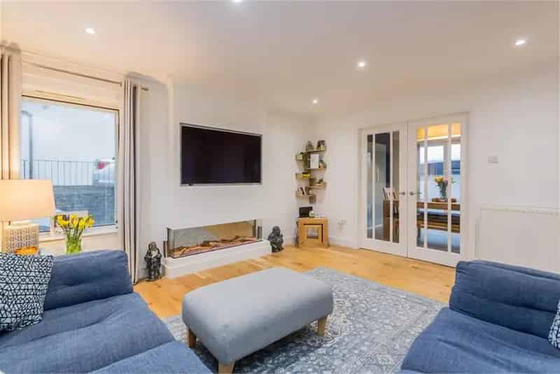 5 Bed Detached House with 2 Reception Rooms
