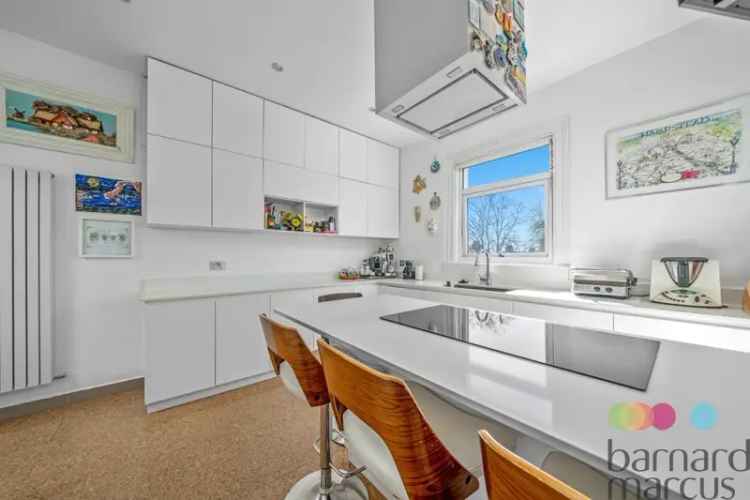 Spacious Hendon Home with Private Garden and Excellent Transport Links