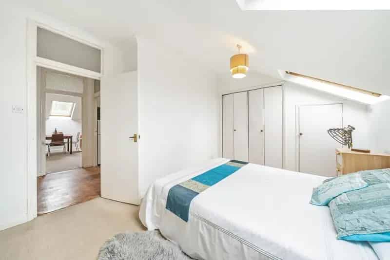 Victorian Conversion Flat with Private Garage near Putney Mainline