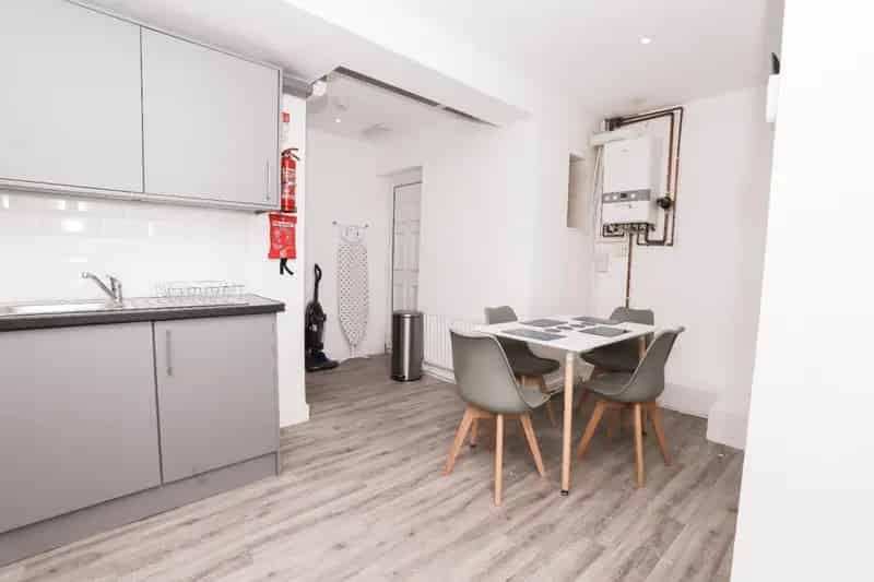 5 bedroom House
 To Let 
Total Size: 1249 SQ FT