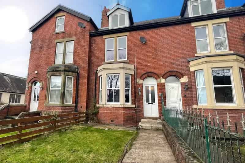 Spacious Three-Storey House Near Cumberland Infirmary