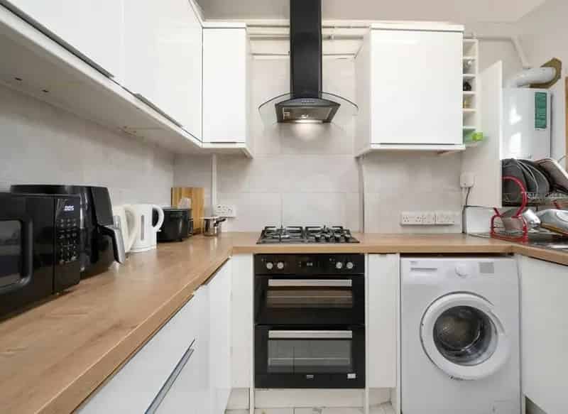 3 Bedroom Flat near Hackney Marshes - Recently Renovated