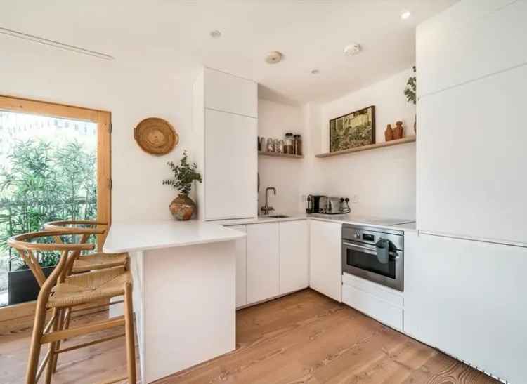 2-Bedroom Apartment near Victoria Park - Modern Kitchen & Balcony