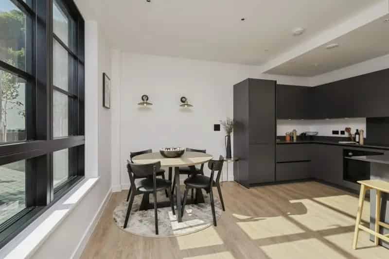 Contemporary 3-Bedroom Home Near Lewes Station