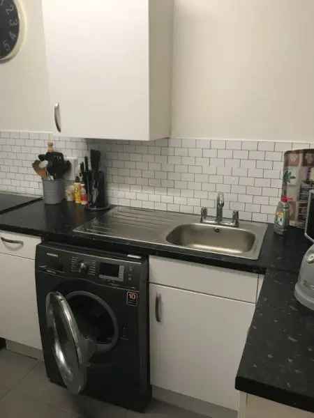 3 Bedroom Maisonette Near Train Station and Supermarket