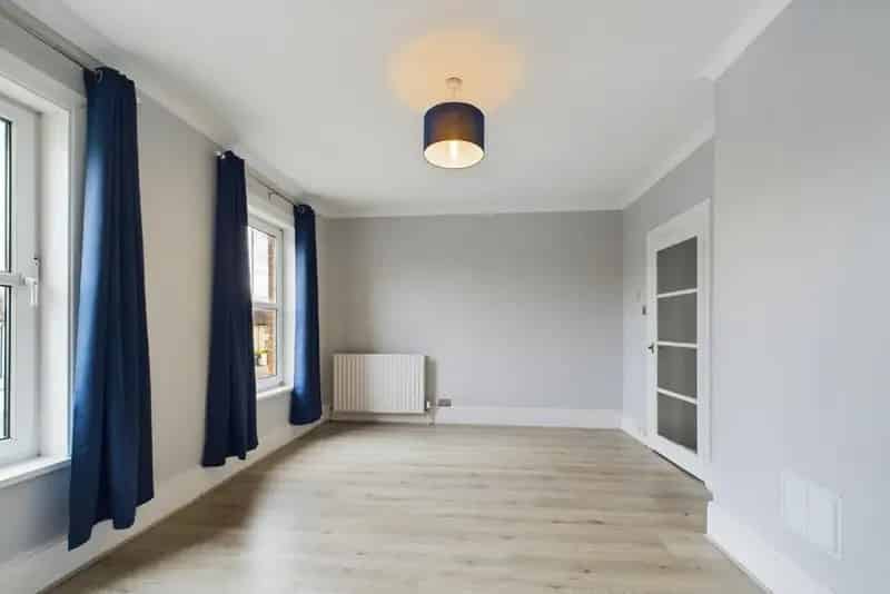 Spacious One Bedroom Period Conversion Flat with Shared Garden