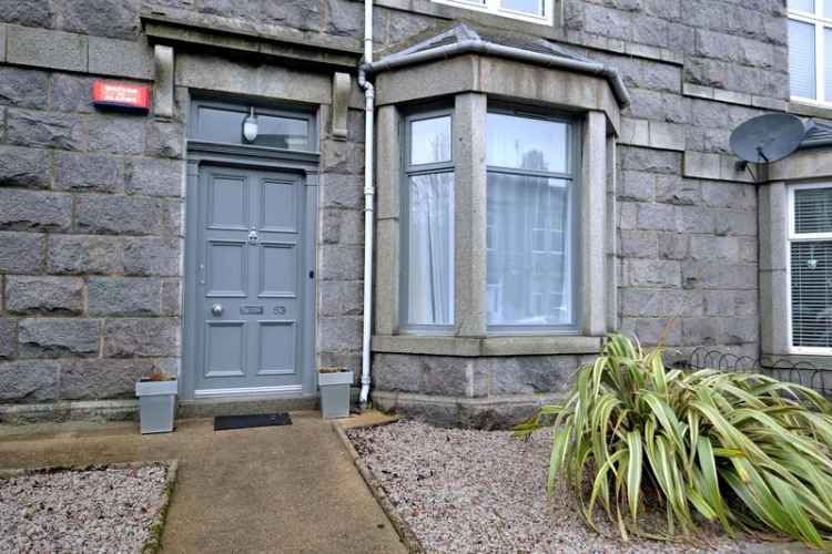 Spacious End-Terrace Flat with Gardens and Parking