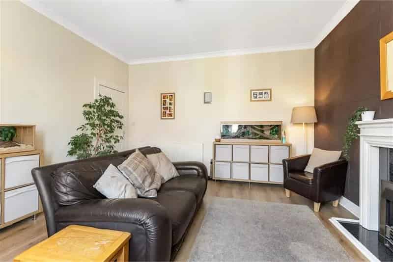 2 Bed Upper Villa Gorebridge - Modern Kitchen & Large Attic