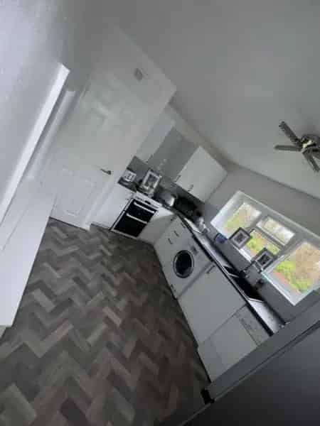 Large Two Bedroom Flat Newly Decorated Friendly Neighbourhood