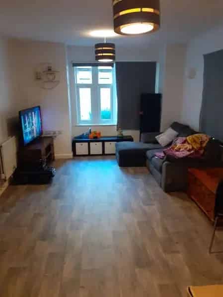 2 Bed Flat West Purley  Newly Decorated Large House Conversion