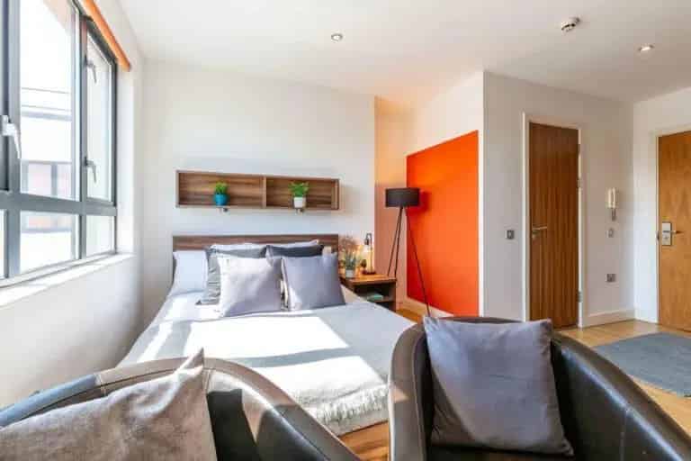 Bristol Student Studio Apartment - Modern Amenities and City Views