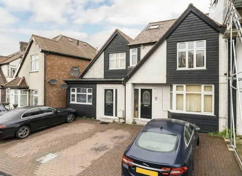 3 Bedroom End Terrace House Near Hendon Central and Mill Hill