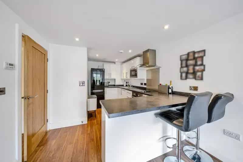 One Double Bedroom Apartment with Private Parking and Juliet Balcony