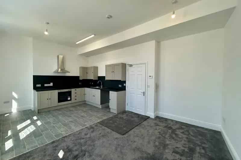 Saltash Two-Bedroom Flat Private Courtyard Modern Kitchen En Suite