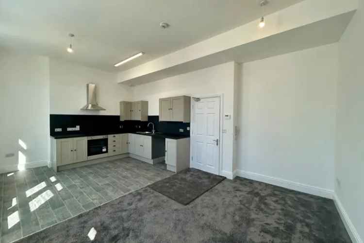 Saltash Two-Bedroom Flat Private Courtyard Modern Kitchen En Suite
