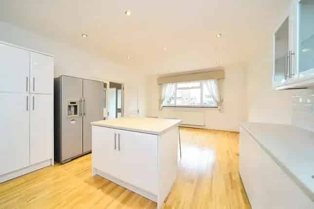 5 Bedroom Detached House for Sale in Golders Green