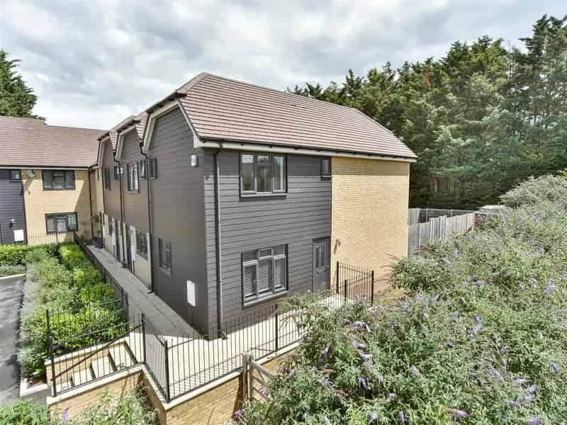 3 Bedroom End Terrace House For Sale