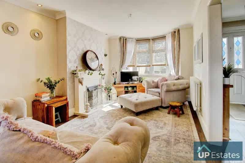 3 Bedroom End Terrace House Detached Garage Coventry