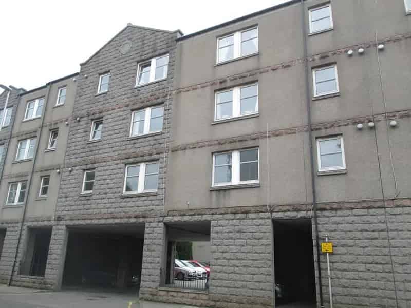 2 Bedroom City Centre Flat to Rent Private Parking
