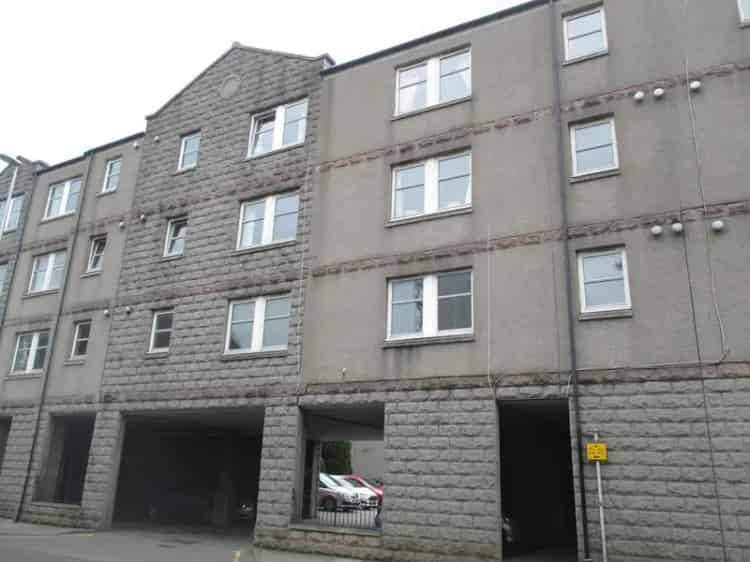 2 Bedroom City Centre Flat to Rent Private Parking