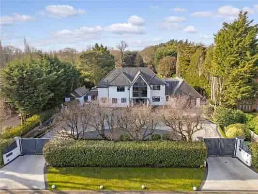 Hunters Contemporary Home with 6 Suites and Pool