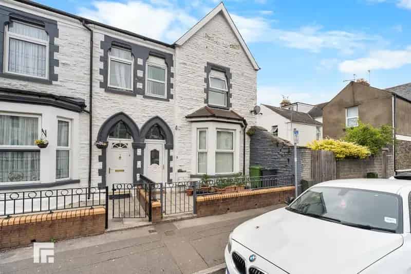 4 Bedroom End of Terrace House For Sale